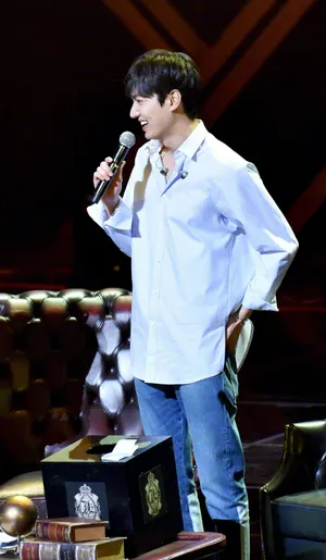 李敏镐粉丝见面会高清图片：白色衬衫的翩翩少年_7