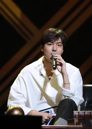 李敏镐粉丝见面会高清图片：白色衬衫的翩翩少年_17