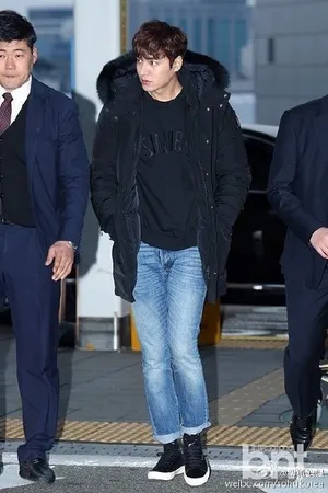 演员李敏镐清晨飞泰国 寒风中依旧笑容暖暖 李敏镐图片