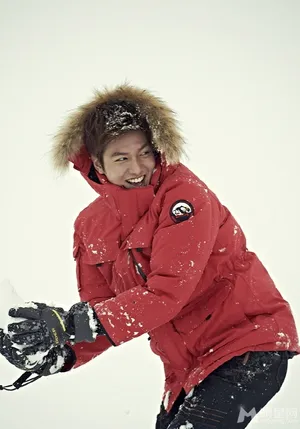 李敏镐广告拍摄现场照 雪山玩耍帅气来袭
