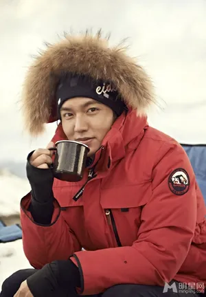 李敏镐广告拍摄现场照 雪山玩耍帅气来袭_2