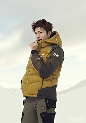 李敏镐广告拍摄现场照 雪山玩耍帅气来袭_4