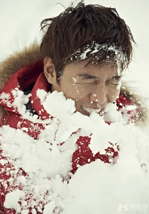 李敏镐广告拍摄现场照 雪山玩耍帅气来袭_9