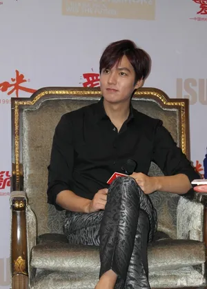 李敏镐嘟嘴受访 黑衣保镖贴身保护_5