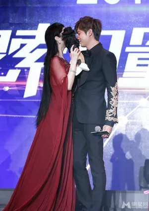 范冰冰李敏镐同台现身 范爷挑逗男神引爆全场