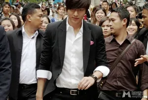 李敏镐现身泰国 尽显天王气场_1