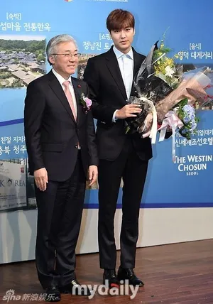 李敏镐获观光之星功劳奖图片 依然帅气