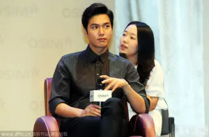 李敏镐抿嘴卖萌 男神魅力迷倒粉丝_3