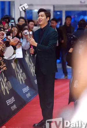 李敏镐帅气亮相电影发布会 亲密与粉丝合影_4