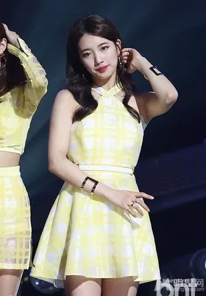 李敏镐女友秀智春光乍泄 短裙难掩好春光_5