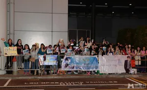 男神李敏镐裴秀智恋情不影响人气 抵港获大批粉丝热情接机_3