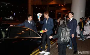 男神李敏镐裴秀智恋情不影响人气 抵港获大批粉丝热情接机_6