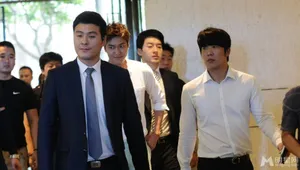 李敏镐帅气现身上海 众保镖护驾_3