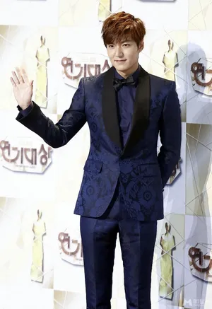 李敏镐2013年SBS演技大奖 红毯秀高清照_5