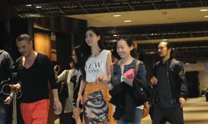 Angelababy一路被扶 与潮男热聊赶看权志龙个唱