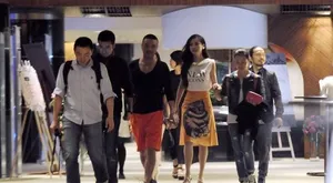 Angelababy一路被扶 与潮男热聊赶看权志龙个唱_2
