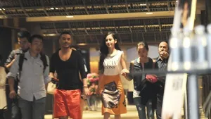 Angelababy一路被扶 与潮男热聊赶看权志龙个唱_4