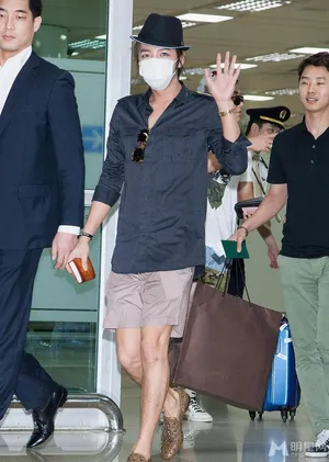 张根硕Bigbang大成现身 口罩遮面低调不已  张根硕图片_3
