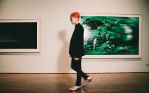 BIGBANG权志龙办美术展 变红发艺术家_2