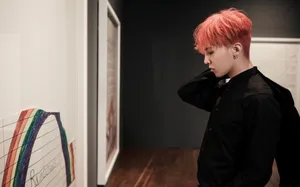 BIGBANG权志龙办美术展 变红发艺术家_4