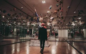 BIGBANG权志龙办美术展 变红发艺术家_5