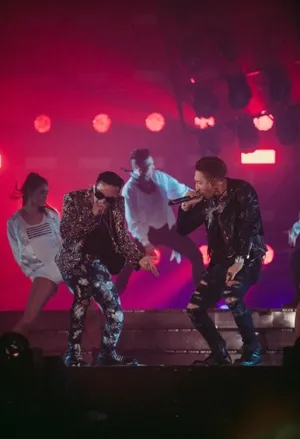 Bigbang回归开唱 TOP崔胜贤鸡冠头搞笑吸睛_2
