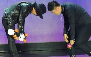 Bigbang成员GD北京热辣开唱 杜海涛跪求合影_7