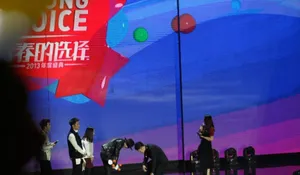 Bigbang成员GD北京热辣开唱 杜海涛跪求合影_9