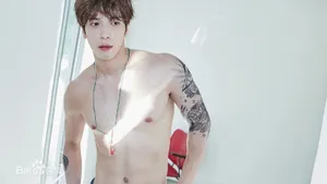 CNBLUE主唱兼吉他手郑容和单人画报写真_6