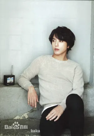 CNBLUE主唱兼吉他手郑容和单人画报写真_7