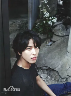 CNBLUE主唱兼吉他手郑容和单人画报写真_10