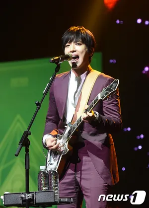 cnblue新专辑2gether发布会 郑容和深红色西装帅气_1