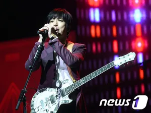 cnblue新专辑2gether发布会 郑容和深红色西装帅气
