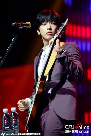 CNBLUE亮相新专辑 郑容和抱吉他弹唱帅气爆表_3