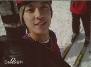 韩国摇滚乐队CNBLUE队长郑容和被星探相中的滑雪场照片_1