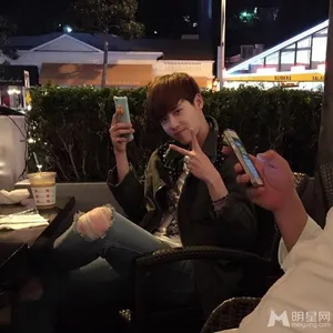 李钟硕自拍生活照 李钟硕生活照图片