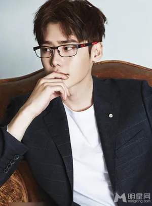 时尚潮人李钟硕图片 李钟硕变身斯文暖男写真时尚图片