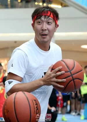 李光洙河东勋HAHA阿迪2015篮球大会帅气打篮球图片集合_17