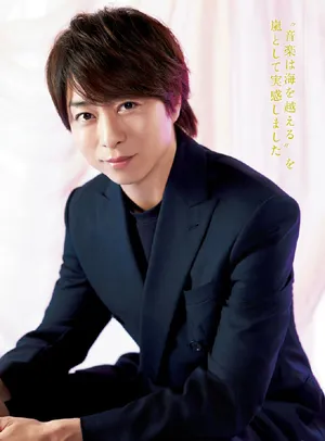樱井翔藏青色西装沉稳帅气写真图片