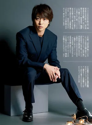 樱井翔藏青色西装沉稳帅气写真图片_3