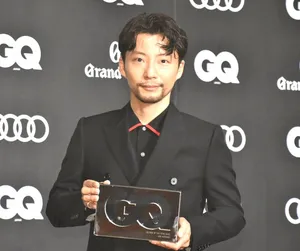 星野源胡须造型成熟魅力写真图片