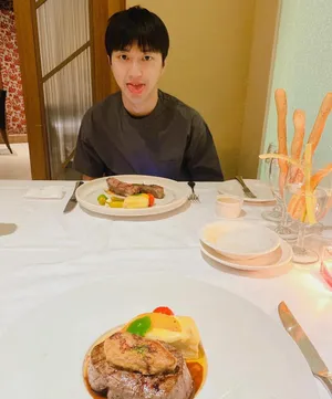 福原爱江宏杰庆4周年烛光晚餐恩爱甜蜜美照图片_3