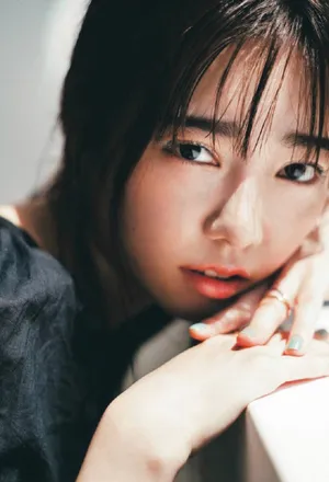 岛崎遥香白色眼影妆容精致甜美写真图片