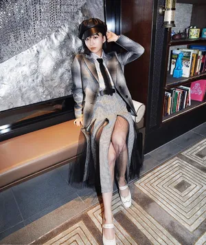 木村心美黑色长纱裙衬托轻熟魅力写真图片
