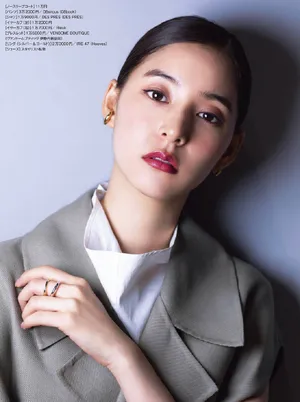 新木优子深灰无袖大衣身材修长挺拔写真图片