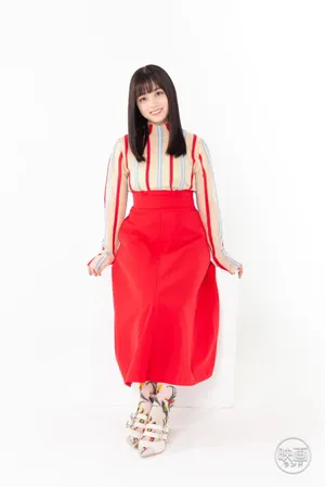 桥本环奈红色长裙少女感美照图片_2