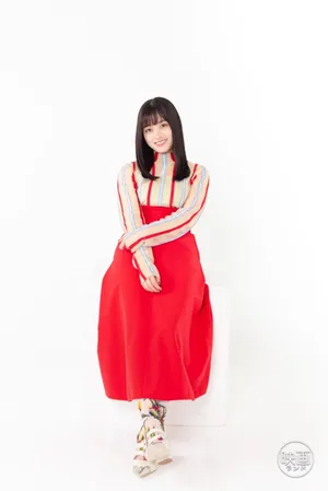 桥本环奈红色长裙少女感美照图片_3
