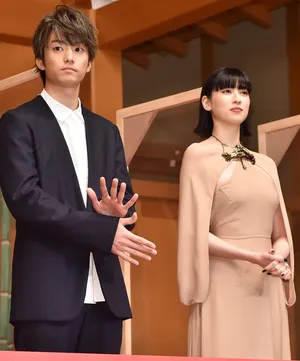 三吉彩花裸色长裙时尚魅力活动照图片第1张