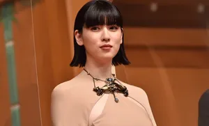 三吉彩花裸色长裙时尚魅力活动照图片第1张