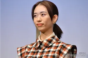 森川葵格纹长裙甜美可爱活动照图片